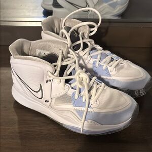 Basketball shoes